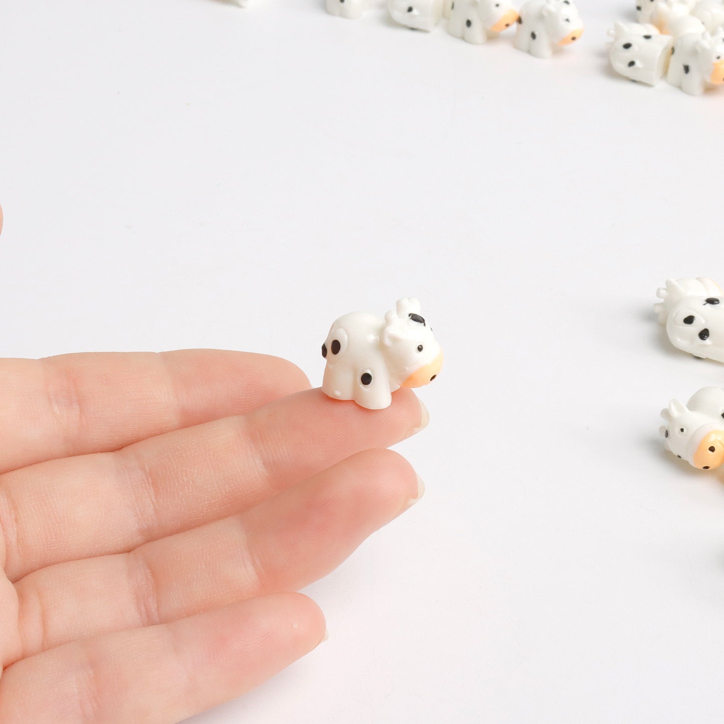 pamonrueer 35 Pcs Mini Cow Figurines Resin Cow Miniature Animals Figurines Fairy Garden Miniature Moss Landscape DIY Crafts