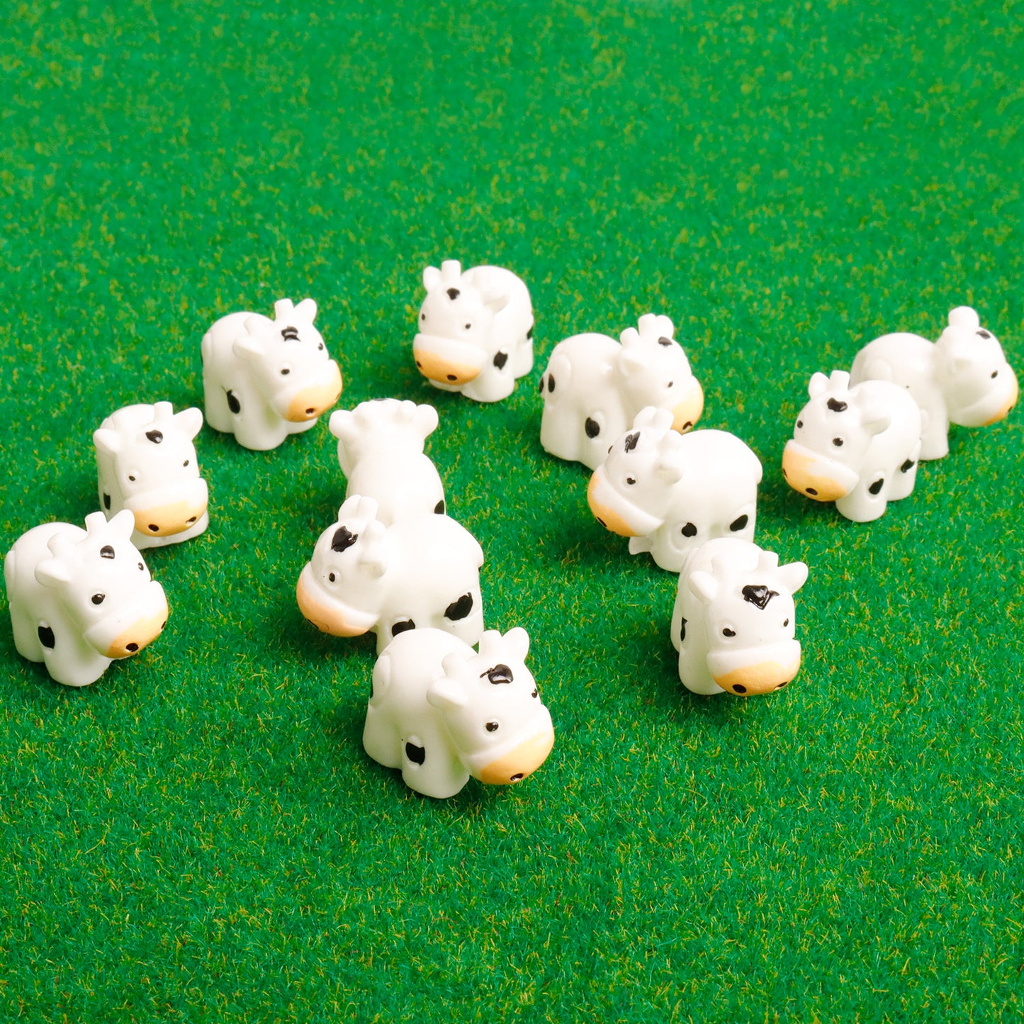 pamonrueer 35 Pcs Mini Cow Figurines Resin Cow Miniature Animals Figurines Fairy Garden Miniature Moss Landscape DIY Crafts